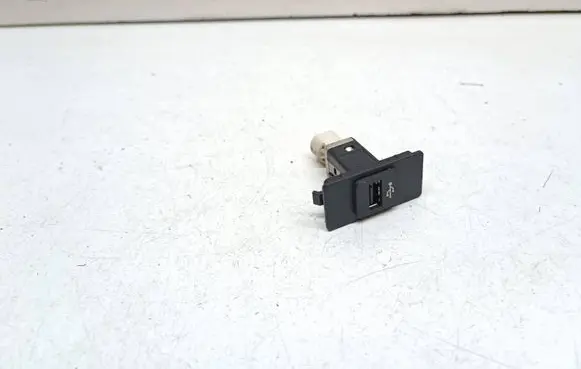 BMW 5 E60 E61 USB socket connector 9167196