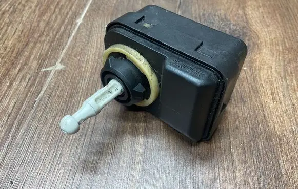 Volvo S60 Headlight level adjustment motor 30678861 PA66GF30