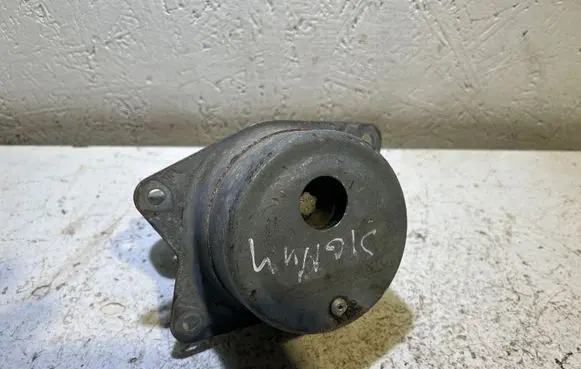 Opel Insignia A Engine mount bracket