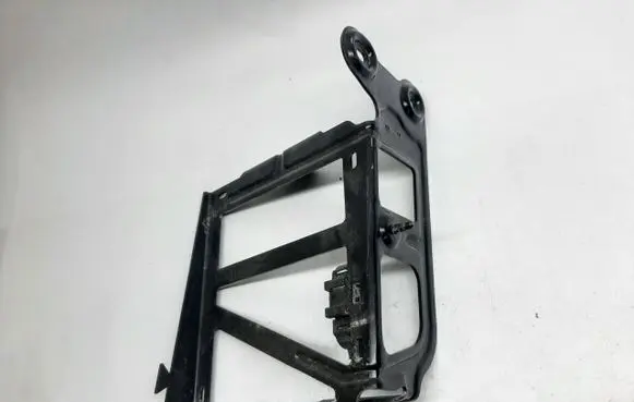 Volkswagen PASSAT B8 Radiator mount bracket 3Q0121093F