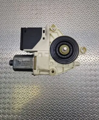 Renault Megane III Rear door window regulator motor 0130822331