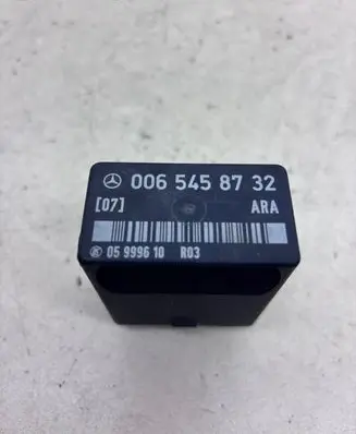 Mercedes-Benz E W124 Fuel pump relay 0065458732 05999610