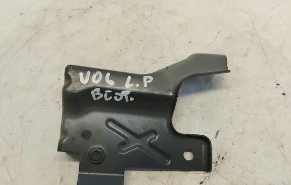 BMW 2 Active Tourer U06 Fender mounting bracket 8737115