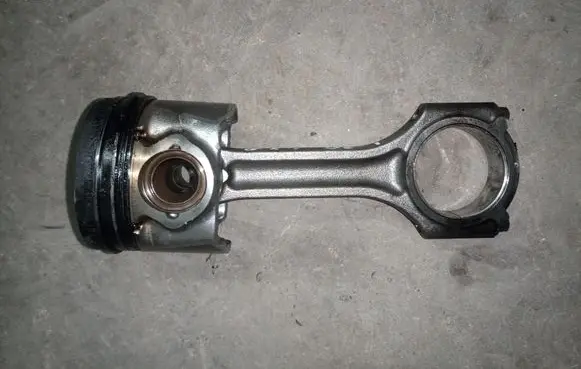 KIA Sportage Piston with connecting rod