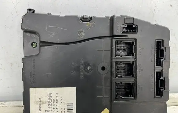 Renault Scenic II - Grand scenic II Fuse module 8200606830
