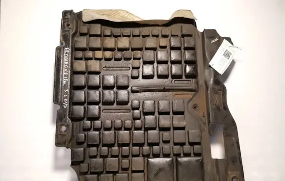 Jeep Grand Cherokee Engine splash shield/under tray 680337062