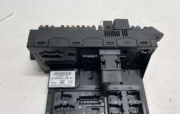Mercedes-Benz E W211 SAM control unit 2115457701