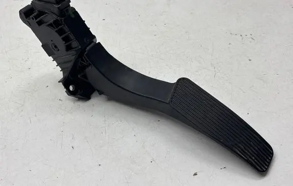 Chrysler Pacifica Accelerator throttle pedal 04581677AB 351103 93446300