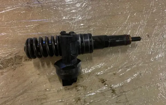 Volkswagen PASSAT B6 Fuel injector 0414720215