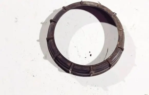 Fuel tank mounting bracket
