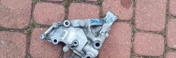 Engine mounting bracket