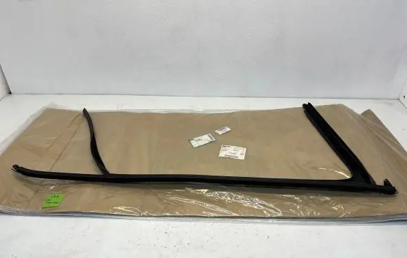 Volkswagen Tiguan Front door window/glass frame 5na837432e5a9