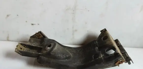 Audi A8 S8 D3 4E Fender mounting bracket 4E0853922C