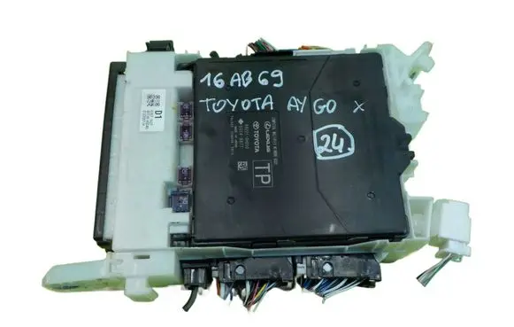 Toyota Aygo X Fuse box set 892210H050 BEZPIECZNIKOW