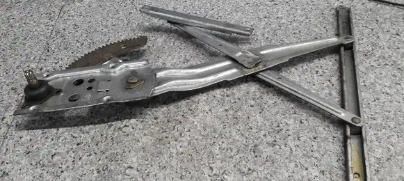 Mitsubishi L200 Front window lifting mechanism without motor