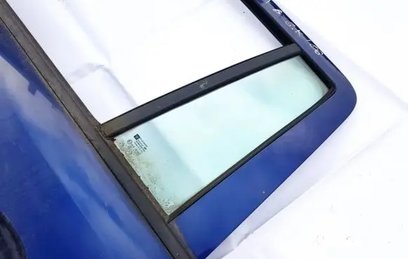 Rear vent window glass