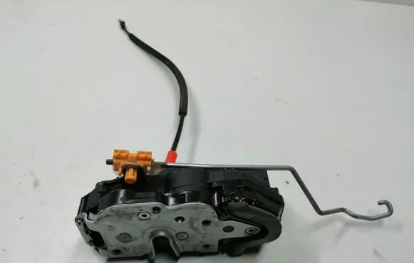 Opel Mokka Front door lock 3023881