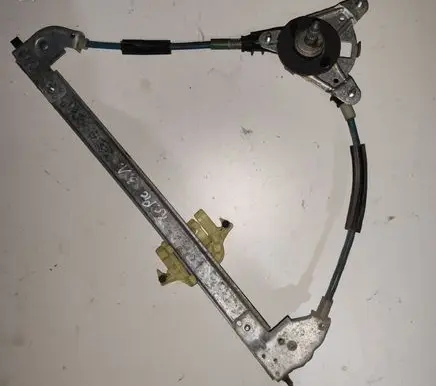 Rear door manual window regulator