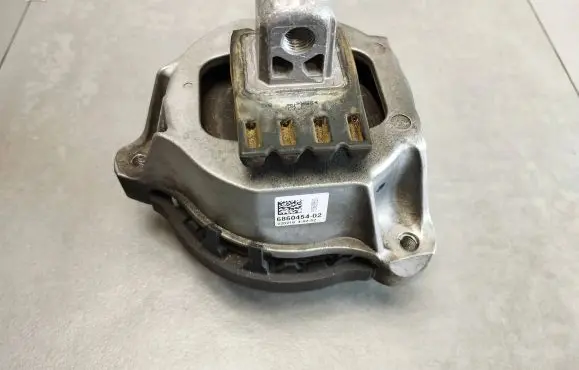 BMW 7 G11 G12 Engine mount bracket 6860454