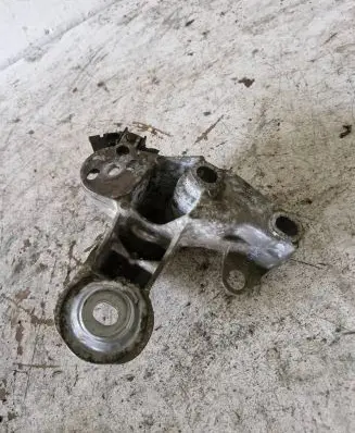Audi A4 S4 B7 8E 8H Engine mounting bracket 8E0199352F