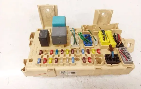 Toyota Avensis T250 Fuse box set 82641CA010