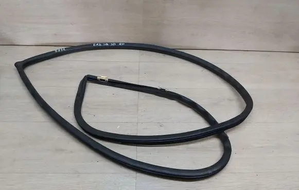 Toyota Corolla E120 E130 Rubber seal sliding door (on door) 