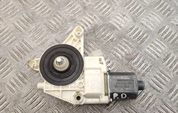 Mercedes-Benz C W204 Front door window regulator motor A2048200242 0130822502