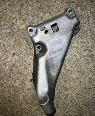 BMW 5 E28 Engine mounting bracket 1175603