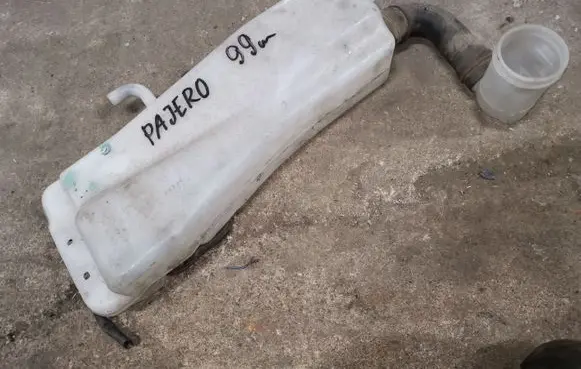 Mitsubishi Pajero Windshield washer fluid reservoir/tank