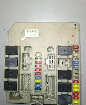 Renault Clio III Fuse module 902663A 11E180098