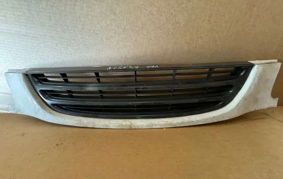 Toyota Avensis Verso Front bumper upper radiator grill 5311105030