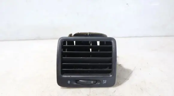 Volkswagen Jetta V Dashboard side air vent grill/cover trim