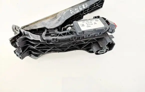 Volkswagen Golf V Accelerator throttle pedal 1k1721503p