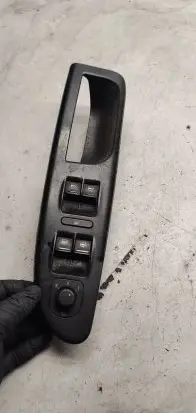 Volkswagen PASSAT B6 Front door window switch trim 3c1867171