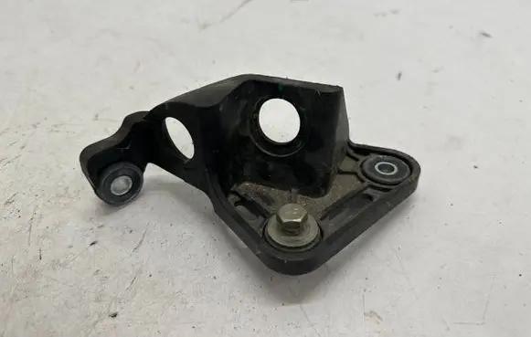 Volkswagen PASSAT B8 Gear shift cable bracket 5Q0711789A