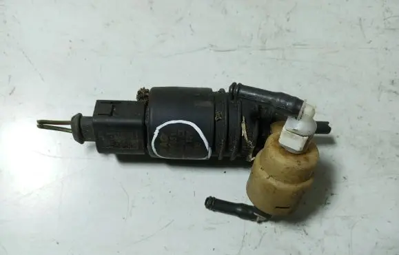 Volkswagen PASSAT B6 Windscreen/windshield washer pump 1K6955651