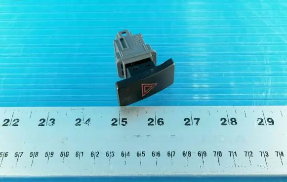 Toyota Avensis T270 Alarm switch 15B279