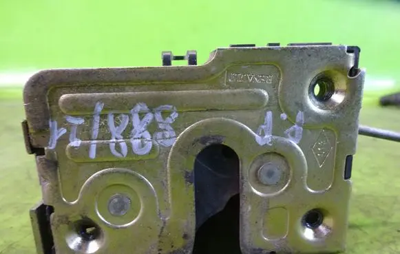 Renault Megane II Front door lock