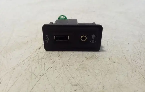 Volkswagen PASSAT B8 USB socket connector 5G0035222E