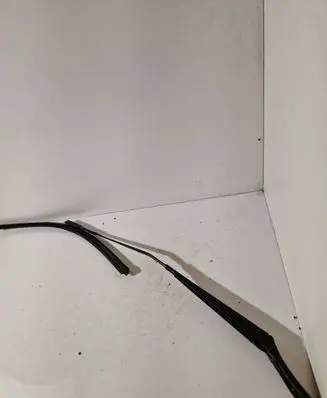 Front wiper blade arm