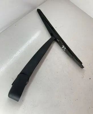 Nissan Qashqai+2 Rear wiper blade arm