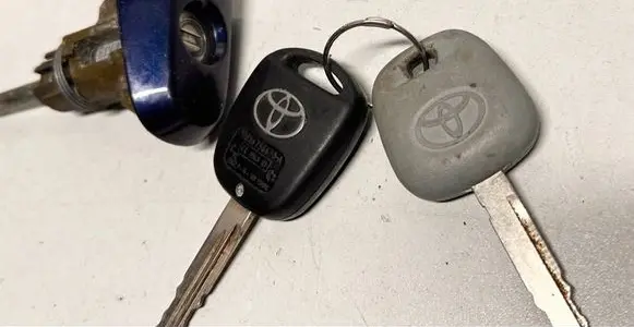 Toyota Avensis T250 Front door lock (next to the handle) 