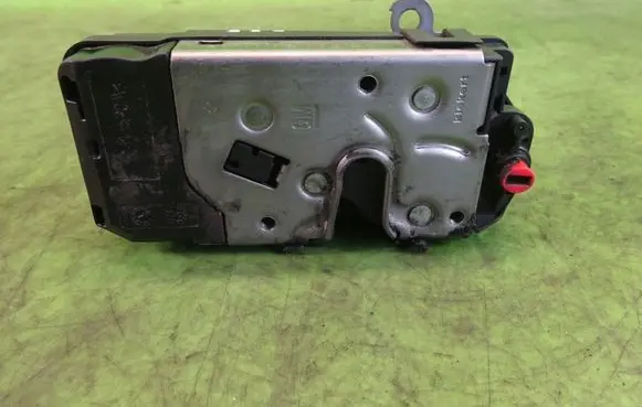 Opel Zafira B Rear door lock 13210739