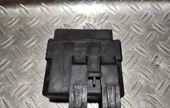 BMW 5 E34 Glow plug pre-heat relay 2241385D