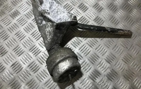Volkswagen PASSAT B5 Engine mounting bracket 8D0199307L