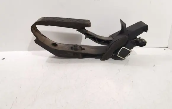 Mercedes-Benz E W211 Accelerator throttle pedal A2213000404