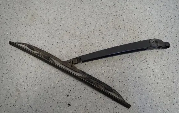 Chevrolet Cruze Front wiper blade arm