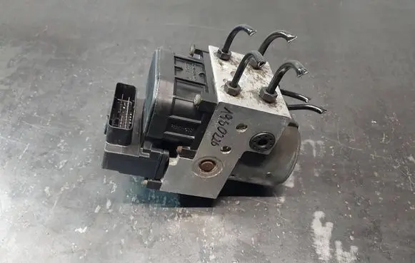 Volkswagen PASSAT B5 ABS Pump 8E0614111AB 0265216559 0273004281