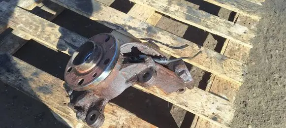 Volvo V70 Front wheel hub 