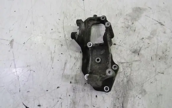 Mitsubishi Outlander Power steering pump mounting bracket GMAUTO4574097
